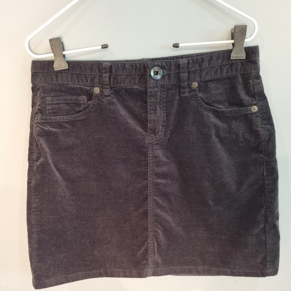 Vineyard Vines Black Velvet Skirt size 4